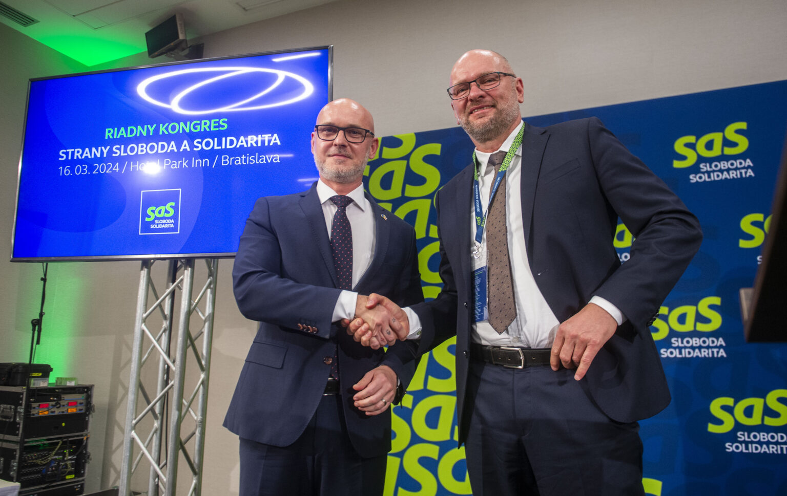 Na snímke zľava nový predseda strany Sloboda a solidarita (SaS) Branislav Gröhling a bývalý predseda SaS Richard Sulík pózujú počas tlačovej konferencie po kongrese strany SaS v sobotu 16. marca 2024 v Bratislave. Foto: Jakub Kotian/TASR