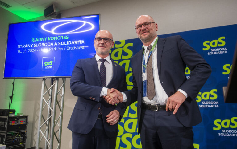 Na snímke zľava nový predseda strany Sloboda a solidarita (SaS) Branislav Gröhling a bývalý predseda SaS Richard Sulík pózujú počas tlačovej konferencie po kongrese strany SaS v sobotu 16. marca 2024 v Bratislave. Foto: Jakub Kotian/TASR