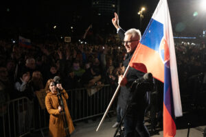 My všetci sme vlastenci, naše Slovensko si vziať nedáme, odkázal Korčok z tribúny