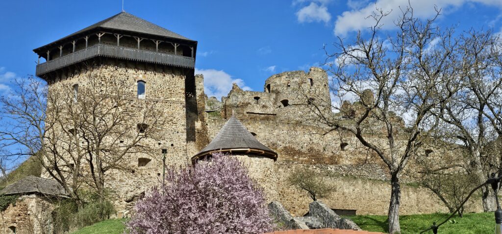 Fiľakovský hrad, hlavná turistická zaujímavosť Fiľakova. Foto: Branislav Caban