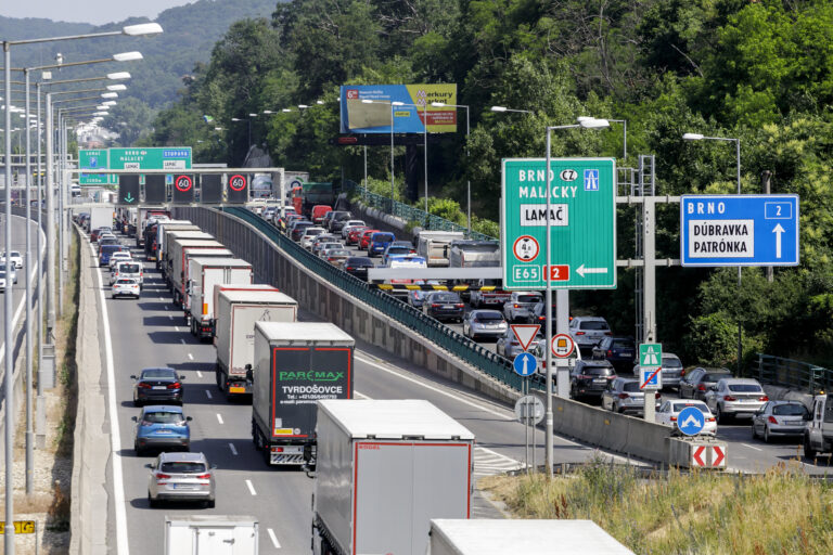 V tuneli Sitina sa stala hromadná nehoda, z miesta hlásia kolóny a zdržanie