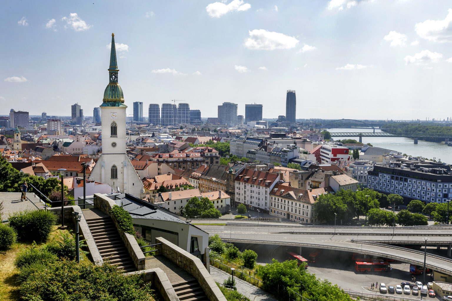 Na snímke pohľad na panorámu hlavného mesta SR z Bratislavského hradu 25. júna 2023 v Bratislave. Foto: Dano Veselský/TASR