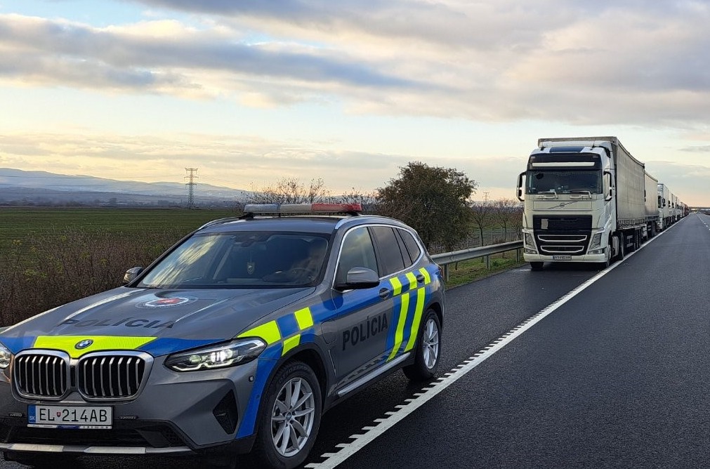 Kolóna v smere na hraničný priechod s Ukrajinou pretrváva. Je v nej vyše tisíc kamiónov 