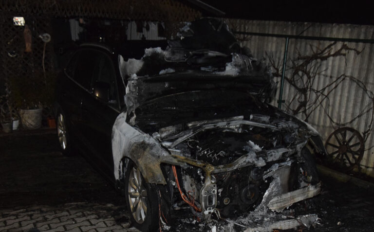 Neznámy páchateľ v Bánovciach podpálil luxusné auto. Majiteľovi spôsbil škodu v tisícoch eur