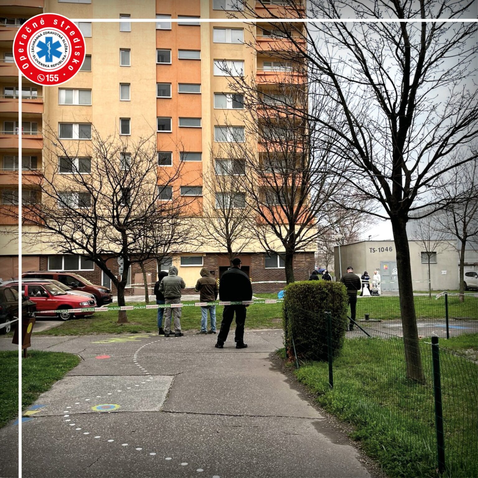 Muž mal podľa susedov vyskočiť zo 6. poschodia. Či to bolo naozaj tak, zisťuje polícia. Foto: OS ZZS SR