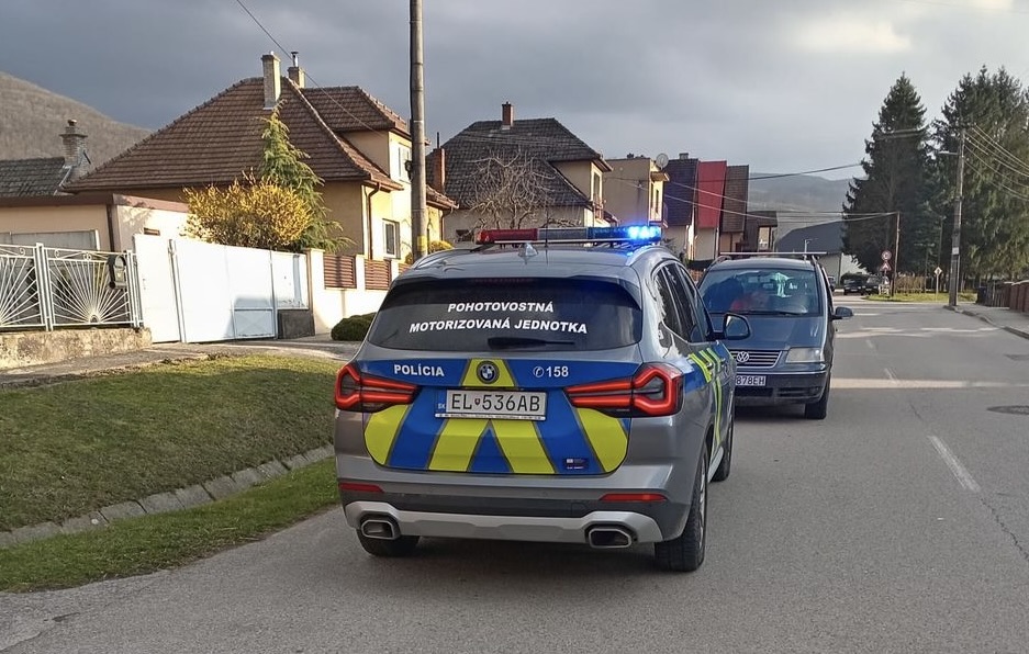 Kuriózny prípad: Za jeden volant si sadli dvaja opití šoféri