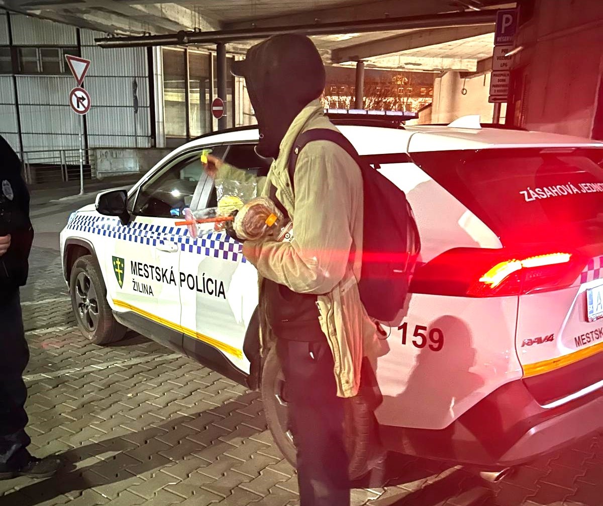 Ozbrojený muž okradol cestujúcu v autobuse