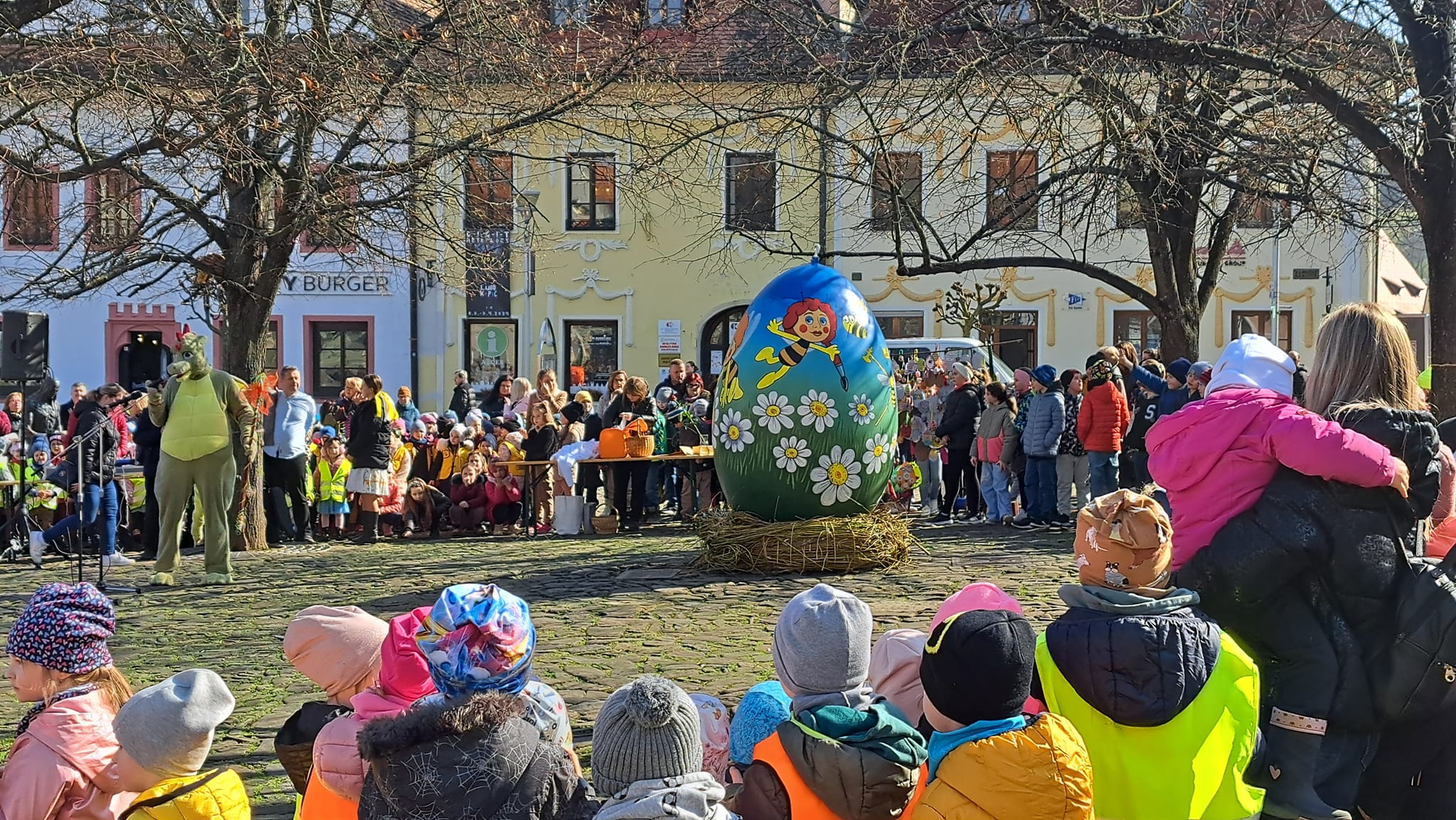 Na Radničnom námestí v Bardejove odhalili veľkonočnú „megakraslicu“