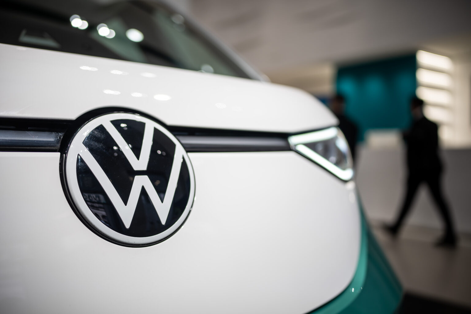 Logo nemeckej automobilky Volkswagen na elektromobile I.D. Buzz. Foto: TASR/DPA 