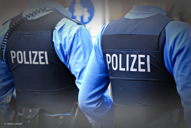 Nemeckú študentku zo školy odviedli na výsluch traja policajti. Na vine sú šmolkovia