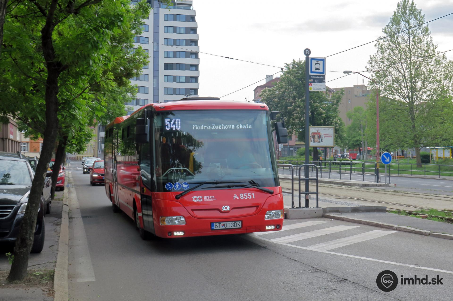Pre opravu cesty budú cez Vinosady premávať autobusy iba jedným smerom