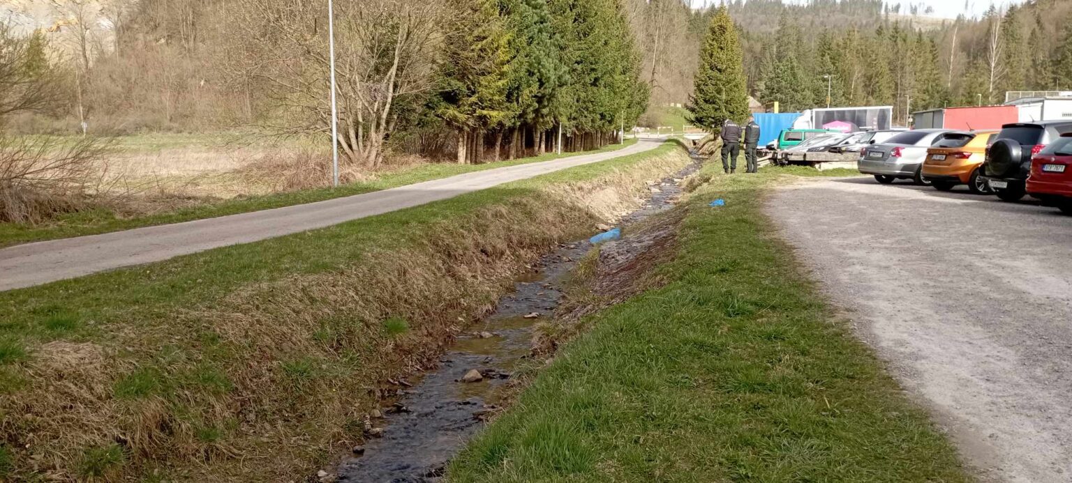 Okolo miesta sa zhromažďovali aj skupiny zvedavcov. Foto: David Markovič
