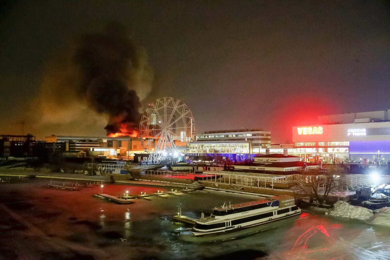 Oheň po útoku na Crocus City Hall v Moskve. Foto TASR/AP