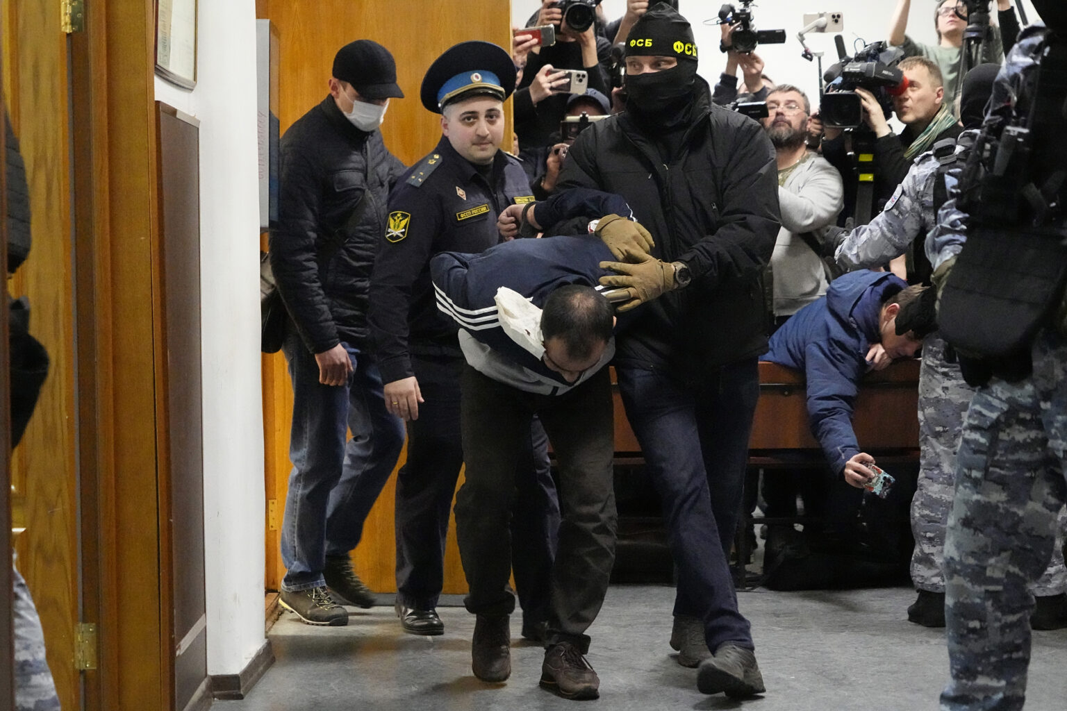 Saidakrami Račabalizoda (uprostred) počas eskorty na súd v Moskve. Foto: TASR/AP
