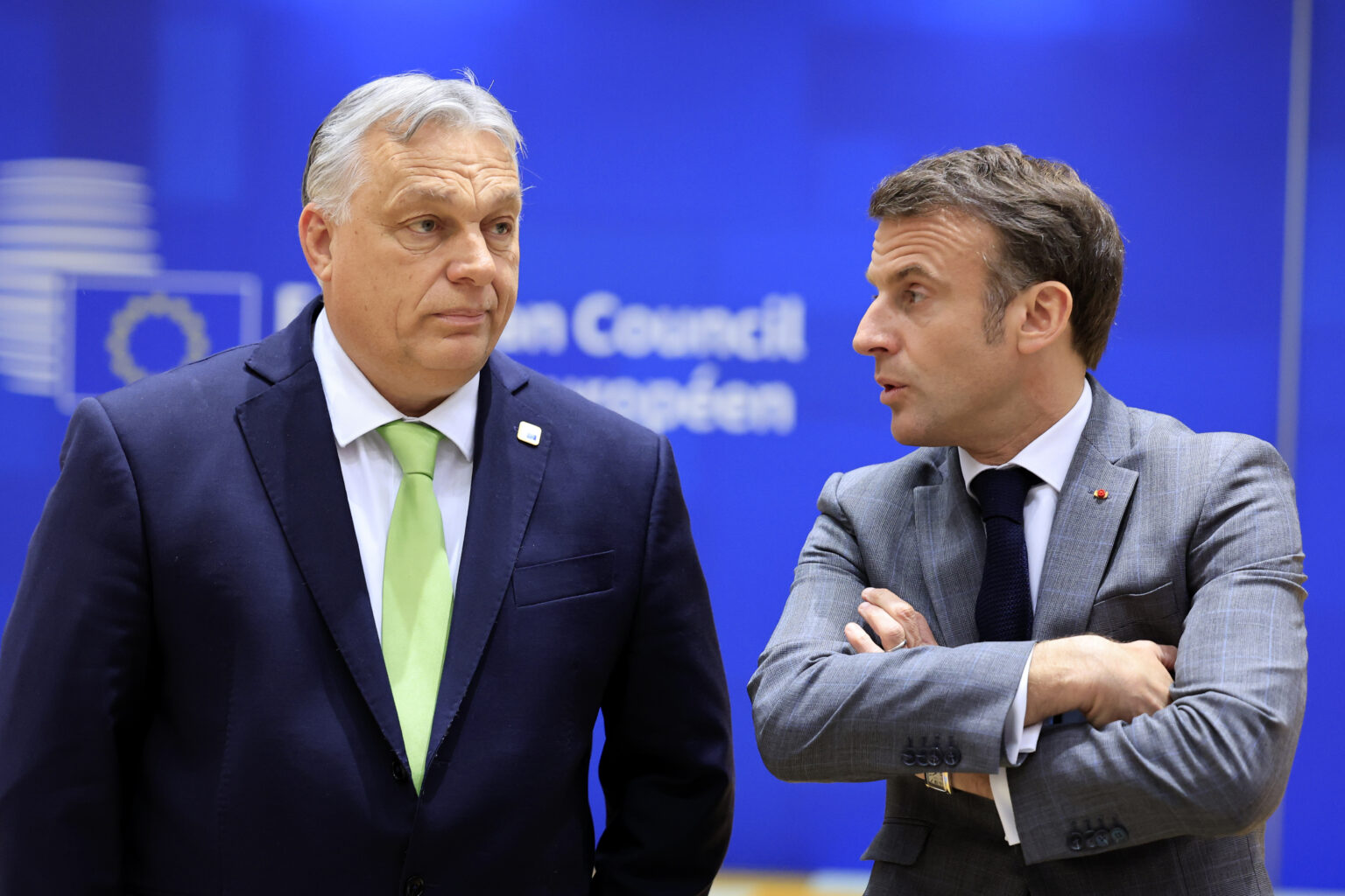 Francúzsky prezident Emmanuel Macron (vpravo) a maďarský premiér Viktor Orbán počas okrúhleho stola v rámci úvodného dňa dvojdňového summitu EÚ v Bruseli vo štvrtok 21. marca 2024. Foto: TASR/AP