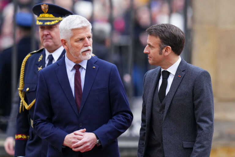 Macron našiel spojenca v Prahe. Český prezident oživuje ideu vyslania vojakov na Ukrajinu