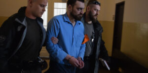 Video: Dráma na súde. Obžalovaný sa pred pojednávaním dorezal