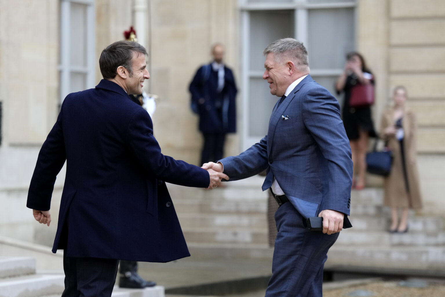 Slovenský premiér Robert Fico (vpravo), ktorého víta francúzsky prezident Emmanuel Macron pred Elyzejským palácom v Paríži. Foto: TASR/AP