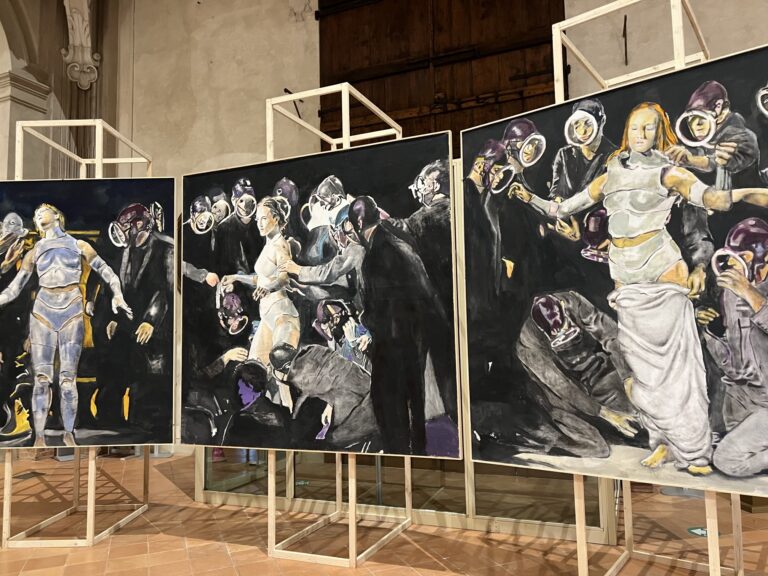 Provokujúci voyeurizmus či súčasné umenie? Výstava obrazov v talianskom kostole šokovala