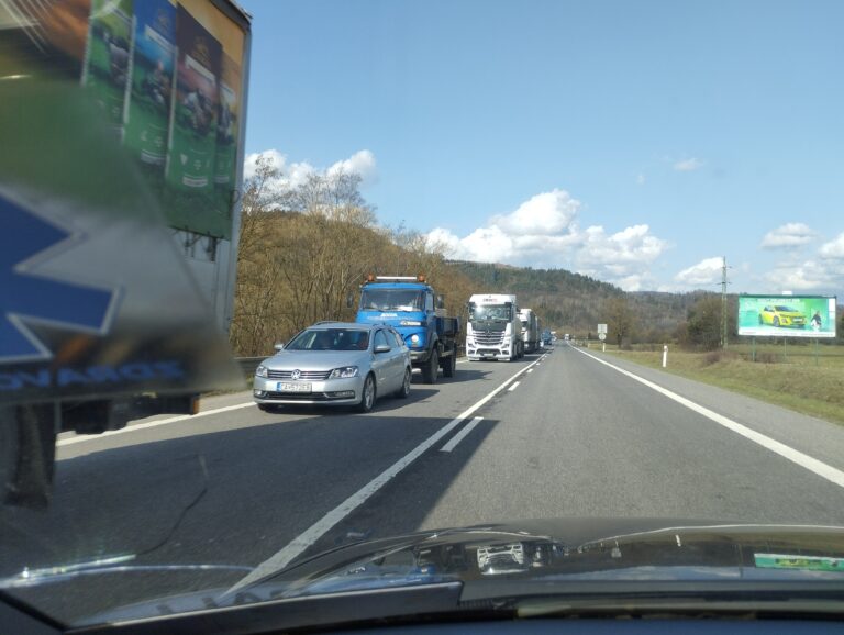 Video: Nepríjemný pondelok pre vodičov. Kysucké kolóny sa tiahnu na kilometre