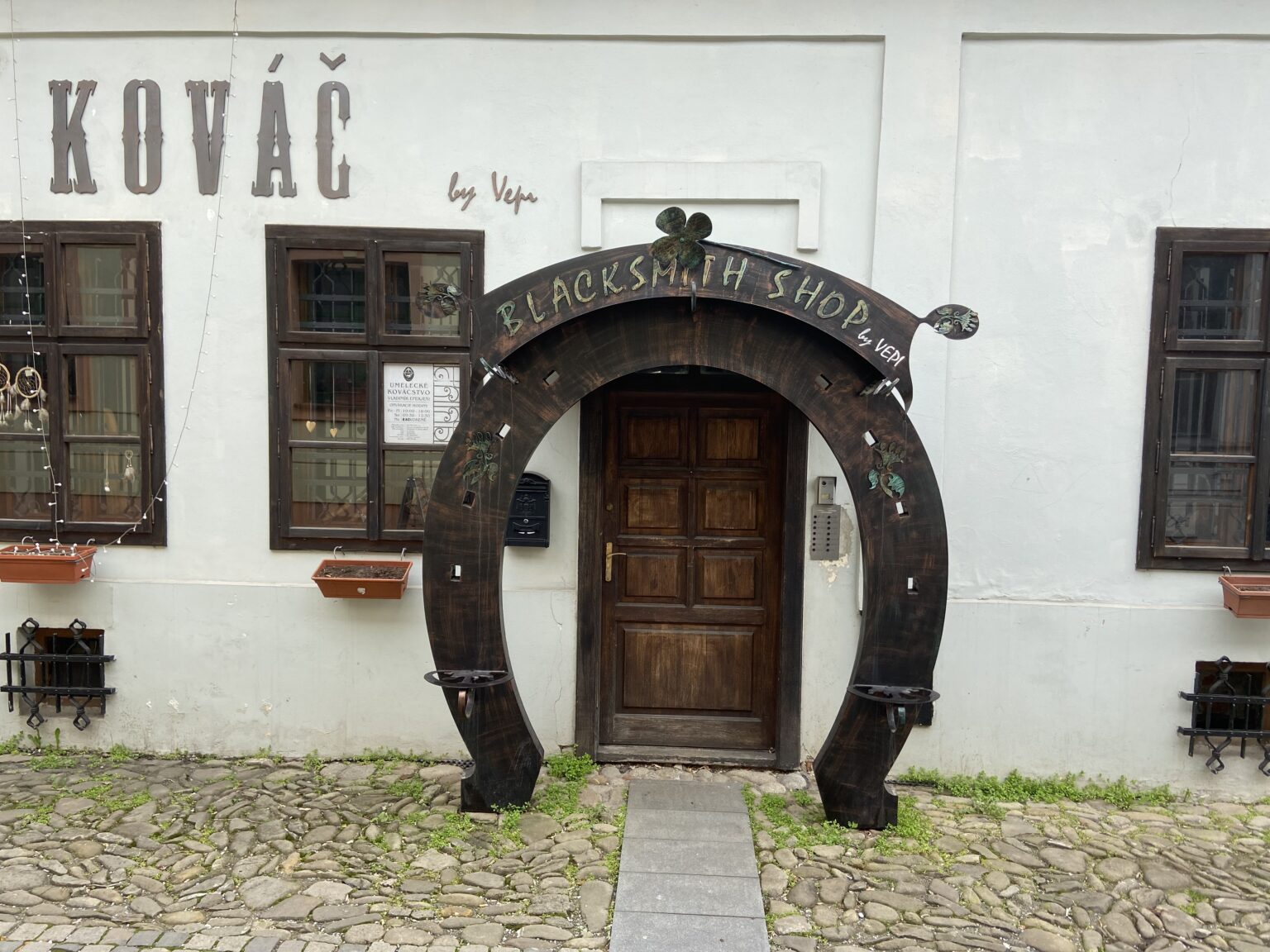 Nápis na gýčovej podkove, a ani ona sama, nekorešpondujú s koloritom uličky. Foto: Daniela Pirschelová