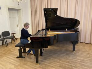 Trenčín sa môže pochváliť unikátnym klavírom. Vyskúšal si ho aj primátor Rybníček