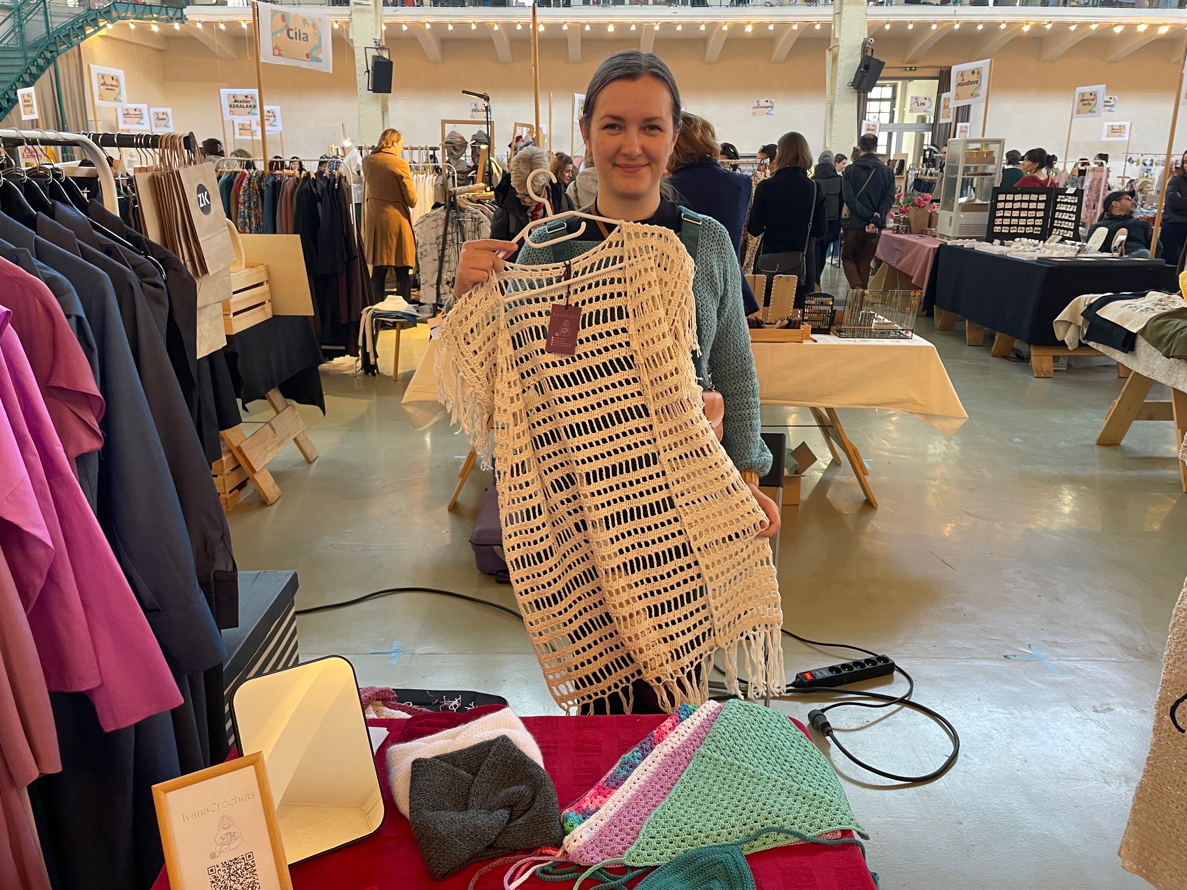 Hračky, hrnčeky, farebné sukne, ale aj nože! V Starej tržnici nájdete všetko