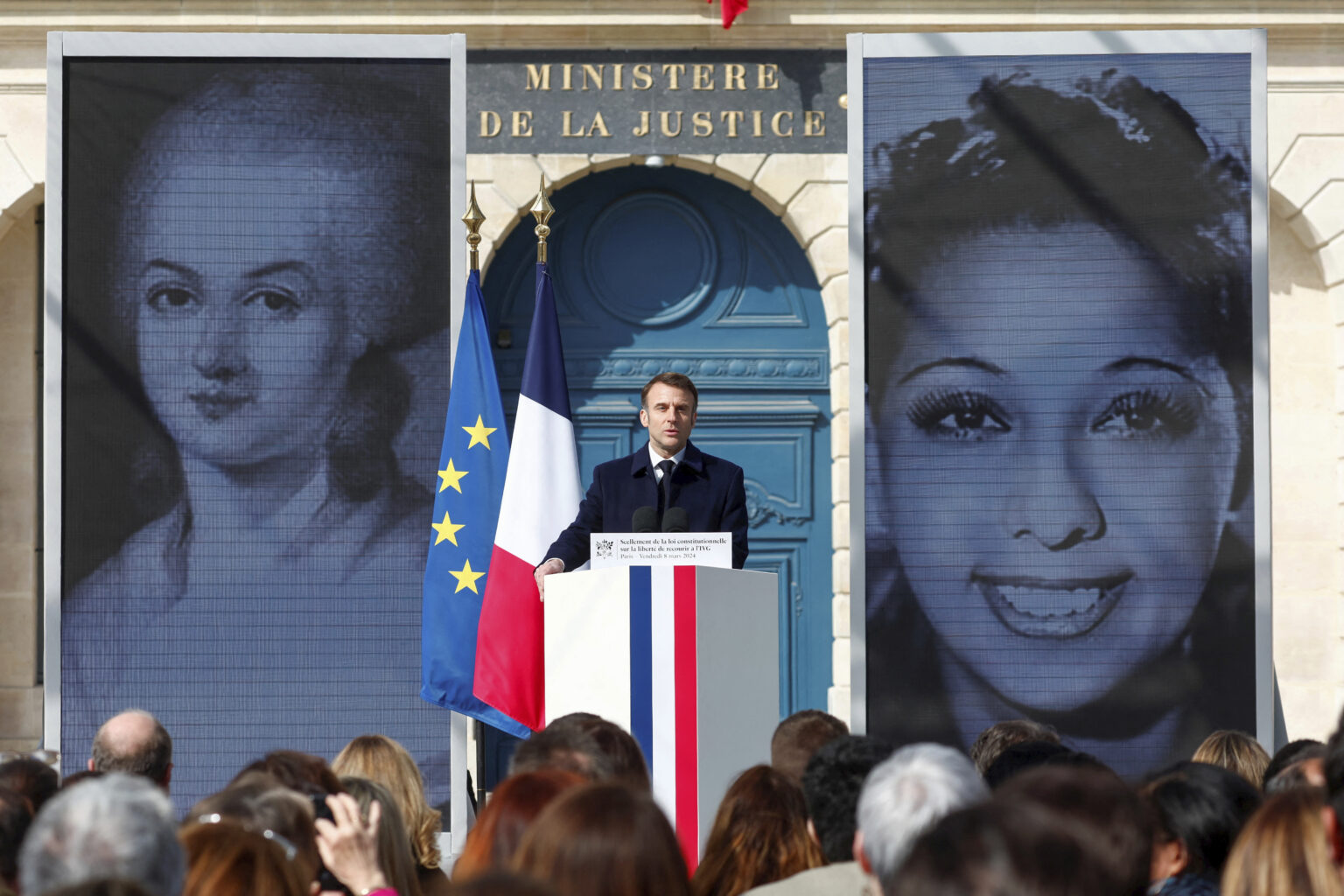 Emmanuel Macron reční počas slávnostného zapečatenia práva na interrupciu vo francúzskej ústave na Medzinárodný deň žien na námestí Place Vendome v Paríži 8. marca 2024. Foto: TASR/AP