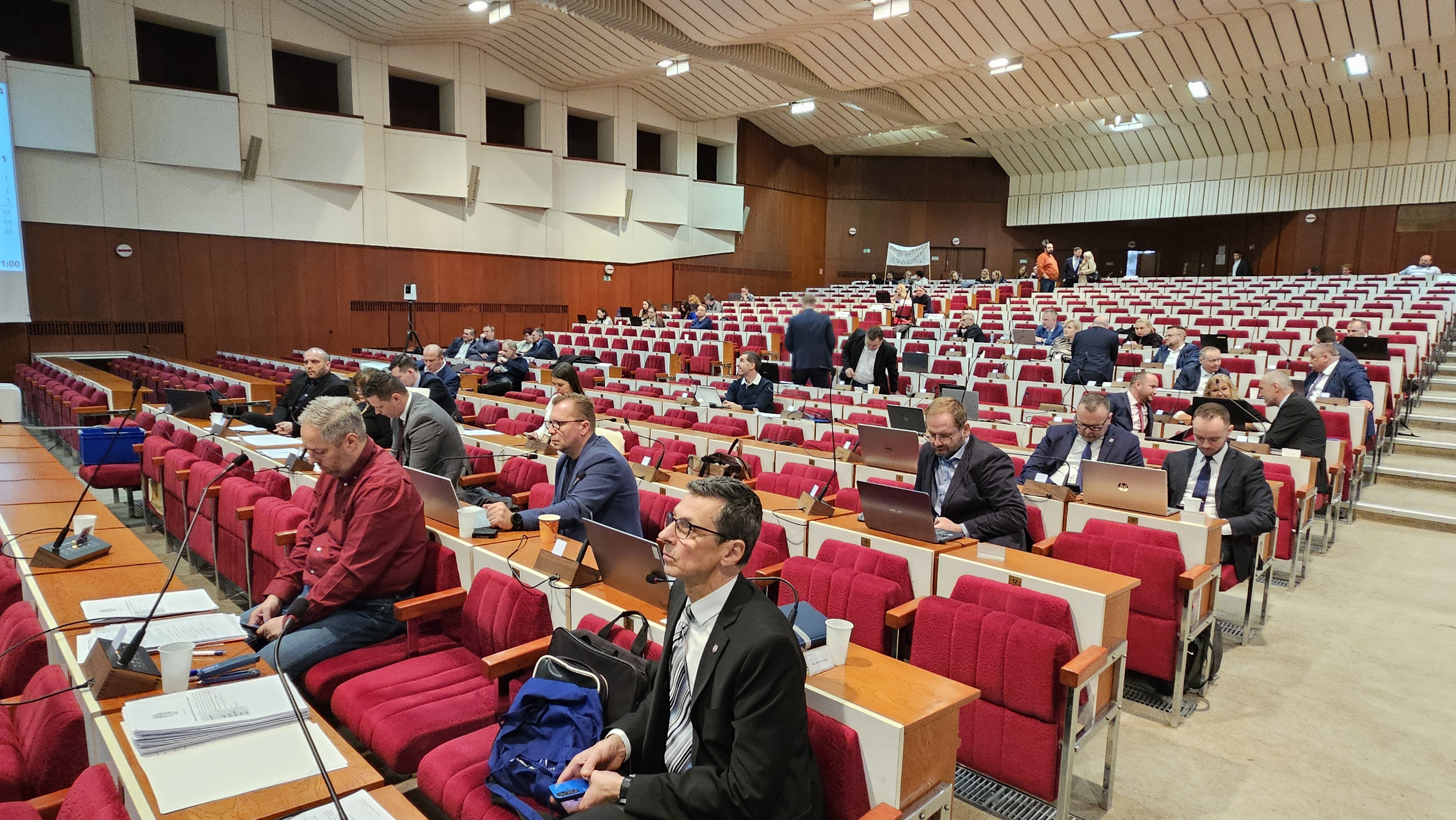 Zastupiteľstvo malo skončiť, pokračuje. Poslanci chcú rokovať ďalej