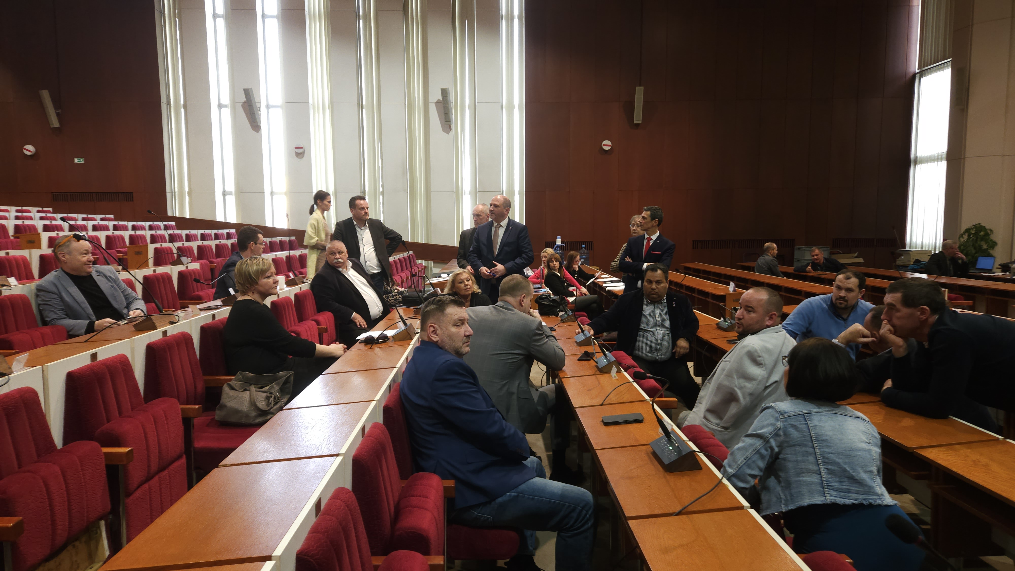 Keď nesedia počty a ani poslanci v laviciach