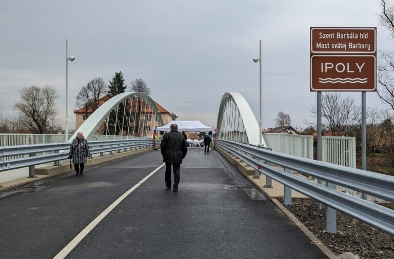 Slovensko a Maďarsko spojil ďalší most