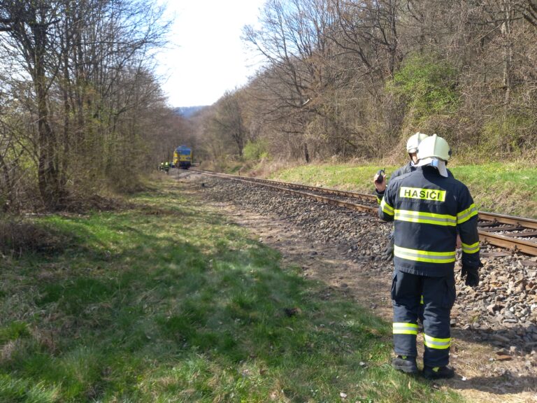 Tragická nehoda taxíka na železničnej trati. Hlásia obete