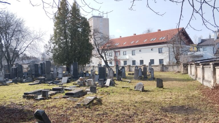 Zo židovského cintorína museli najskôr vyhnať bezdomovcov, aktuálne sa oň stará dobrovoľník