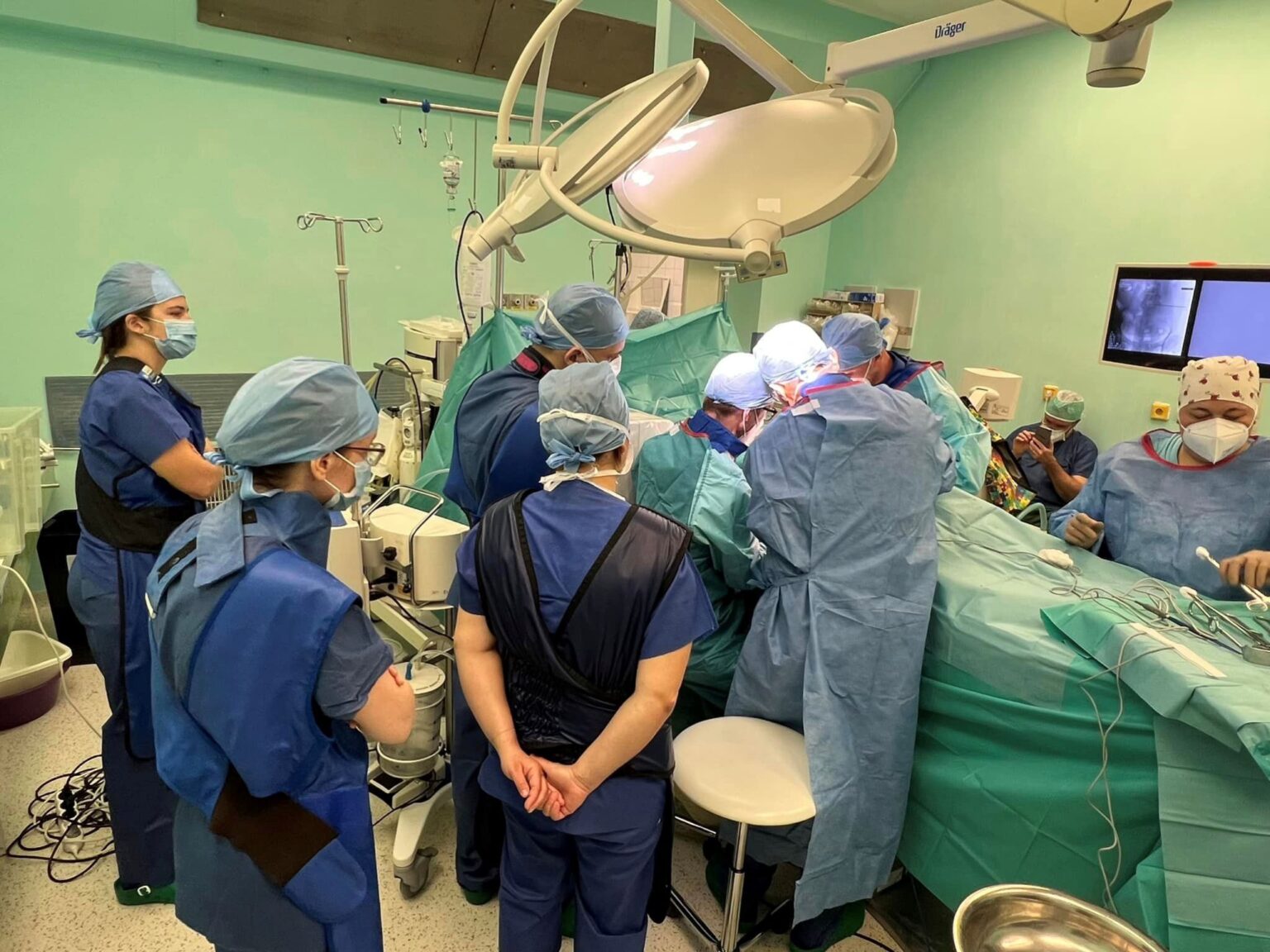 Školiaci lekári sa pod vedením MUDr. Sedliaka zoznamujú s chirurgickou technikou, ktorá umožňuje zrealizovať pomerne veľký operačný výkon z malých rezov, pričom sa šetrí potrebný svalový aparát driekovej chrbtice. Foto: UNB/FB