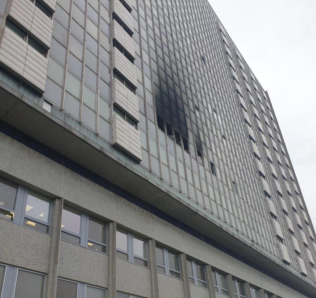 Deväť ľudí zranených pri požiari v košickej nemocnici. Príčina sa zisťuje. Situácie je už stabilizovaná