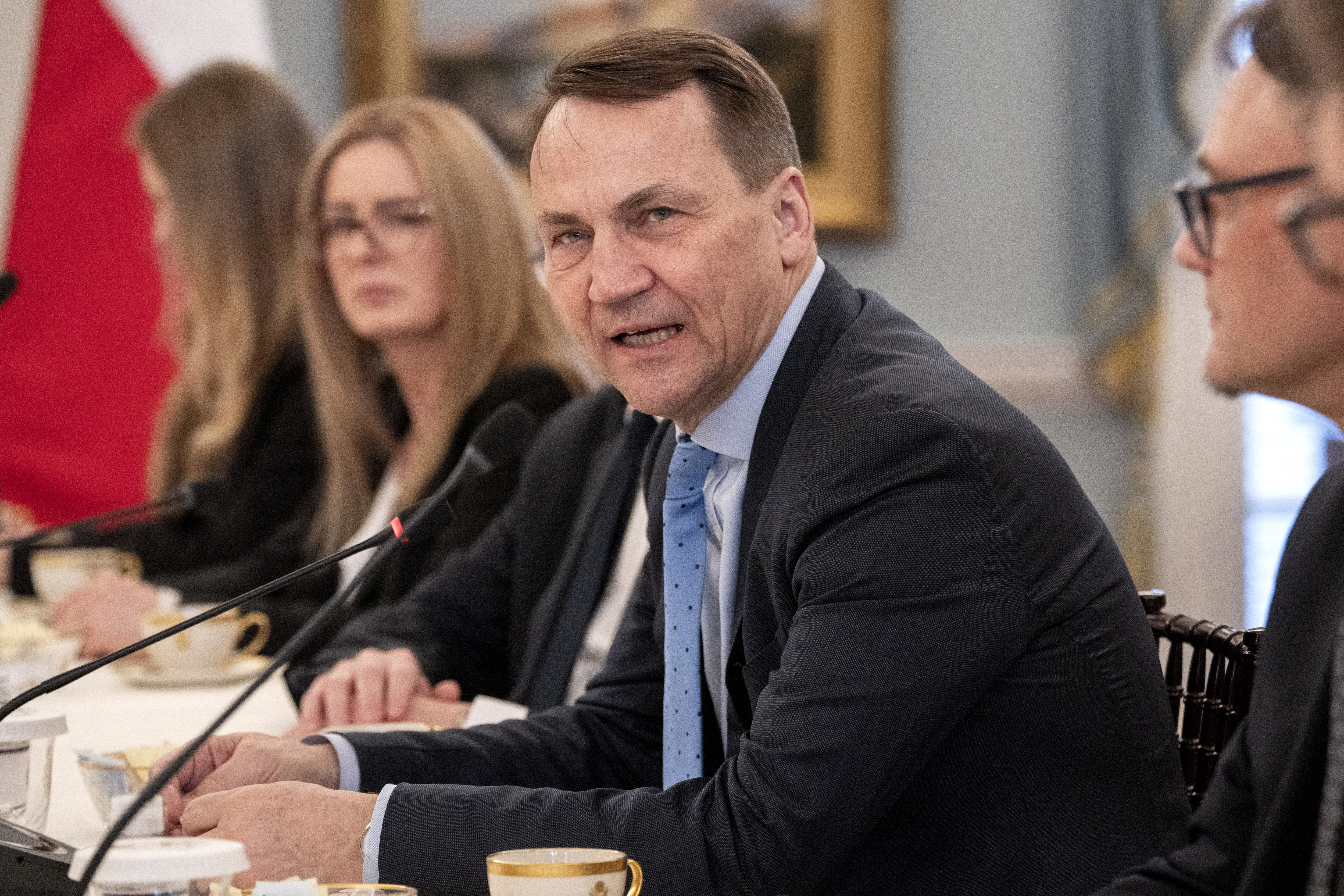 Maďarsko udelilo azyl poľskému opozičnému poslancovi, Sikorski to označil za nepriateľský akt