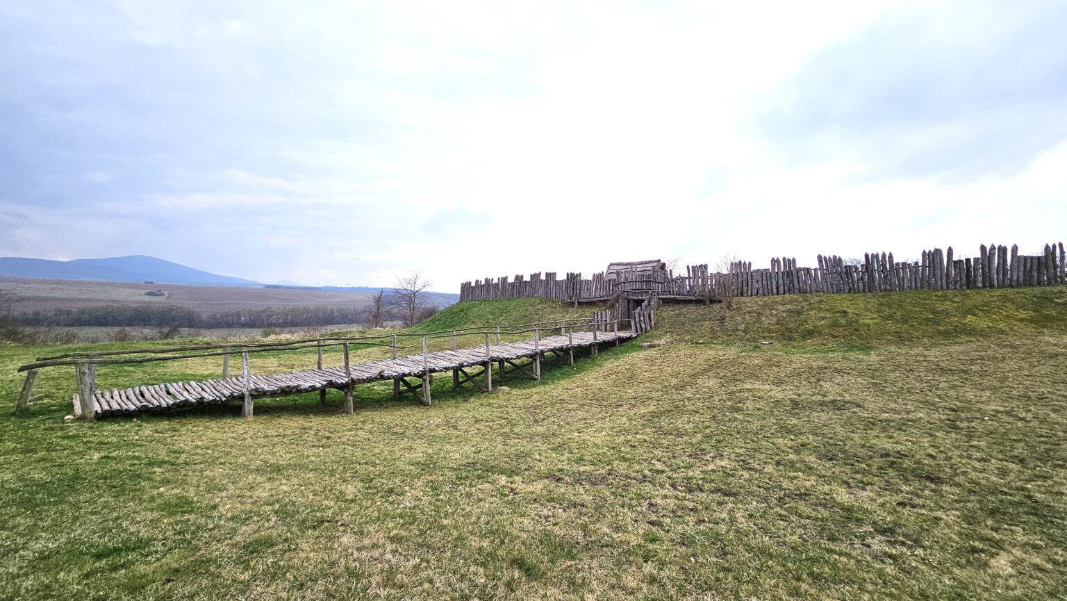 V lokalite Várheď je archeologický skanzen. Možno tu nájsť repliky obydlí, či opevnenia. Foto: Boris Macko