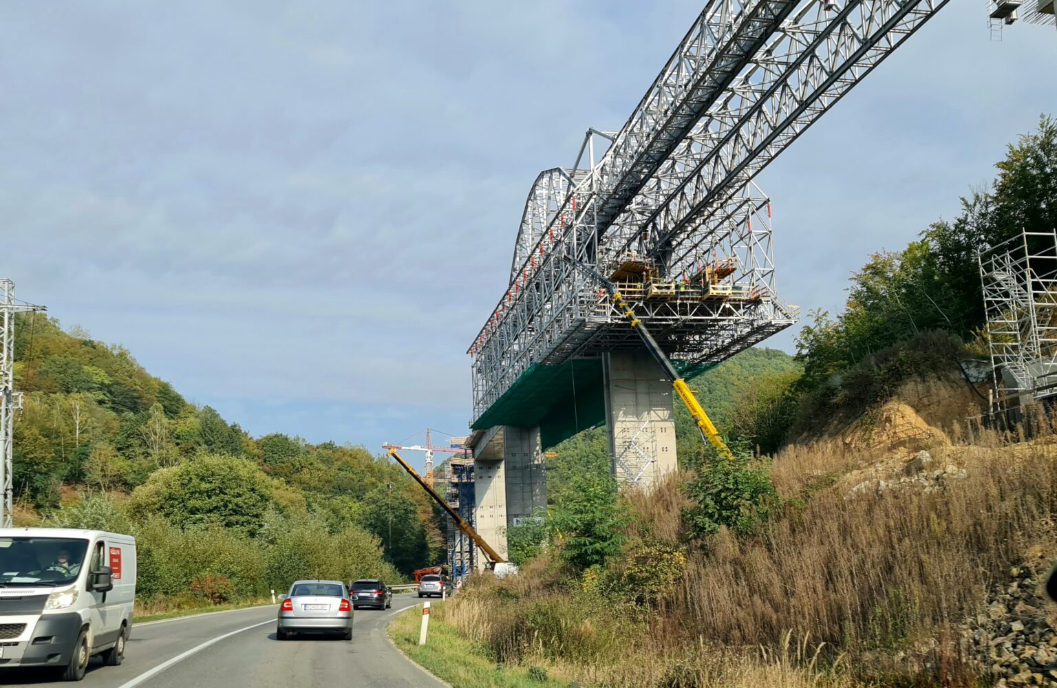 Výstavba R2 medzi dedinami Kriváň a Mýtna. Foto: Branislav Caban