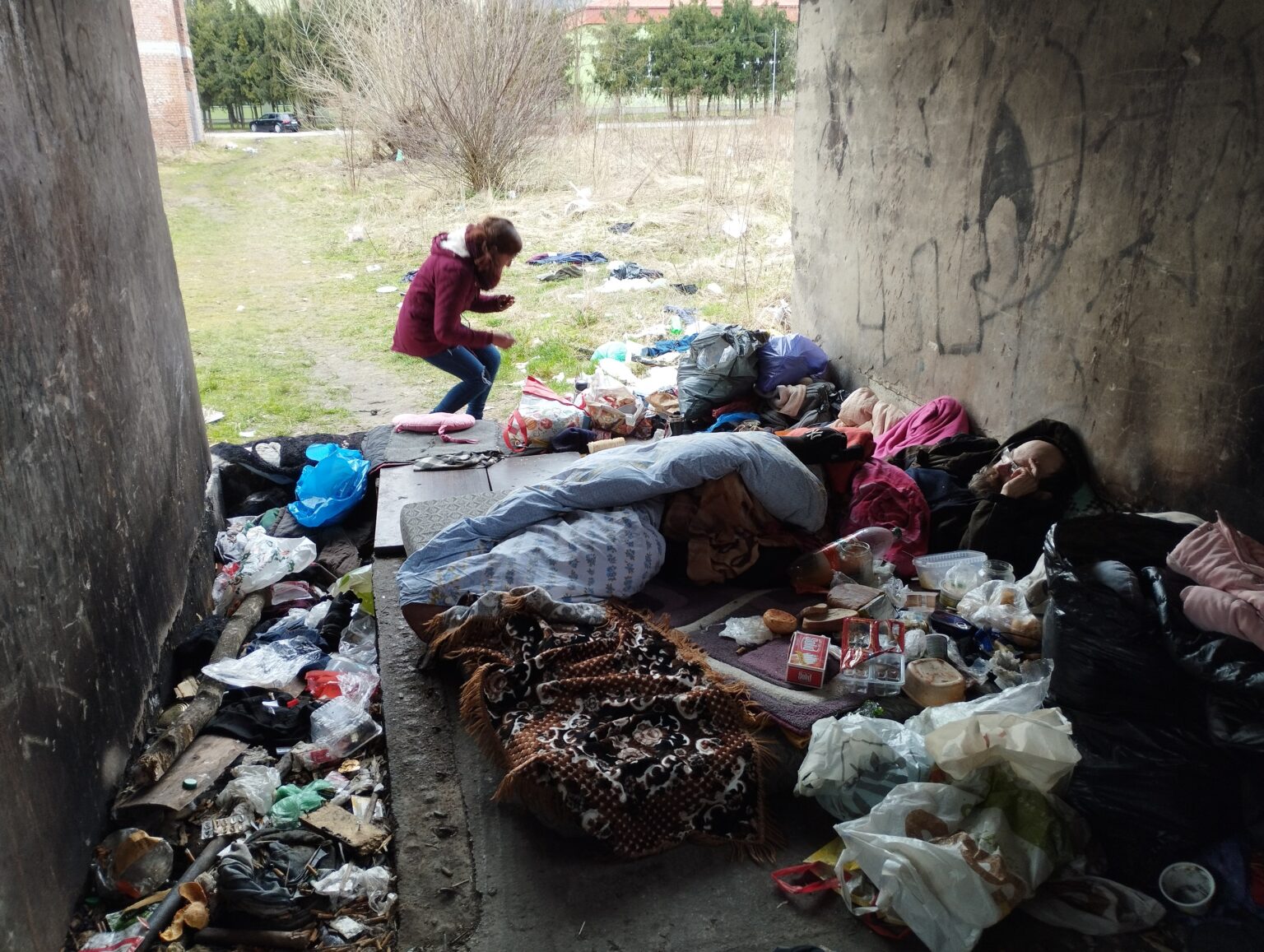 Špina, neporiadok a zápach. Takto žijú bezdomovci v rozostavanej budove v Kysuckom Novom Meste. FOTO: Pavol Konštiak
