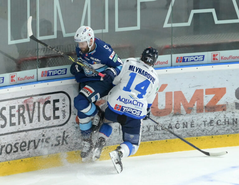 Na snímke zľava Mikko Kousa (Nitra) a Samuel Mlynarovič (Poprad) v šiestom zápase štvrťfinále play off hokejovej Tipos extraligy medzi HK Nitra - HK Poprad. Foto: Henrich Mišovič/TASR