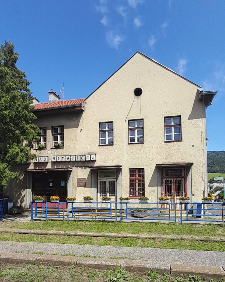 Problémom obce je vysoká nezamestnanosť, najväčší zamestnávatelia sú úrad a škola