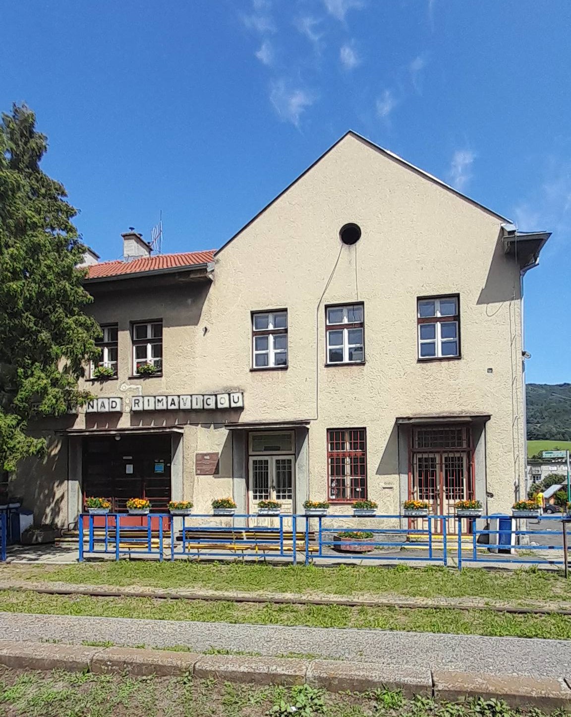 Problémom obce je vysoká nezamestnanosť, najväčší zamestnávatelia sú úrad a škola