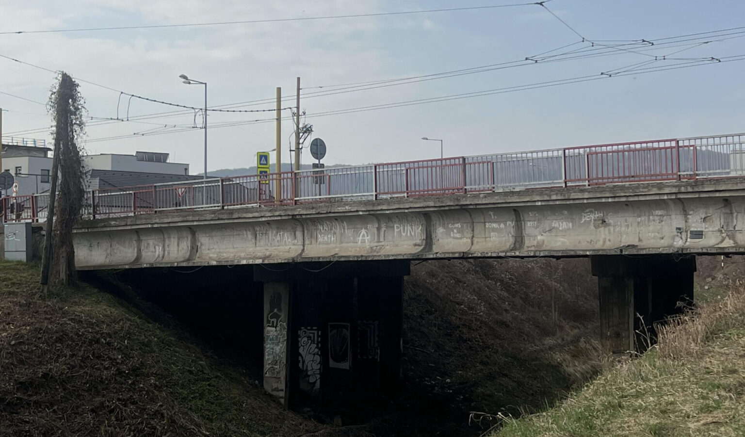 Most na ulici Lesík delostrelcov, ktorý čaká rekonštrukcia. Foto: redakcia