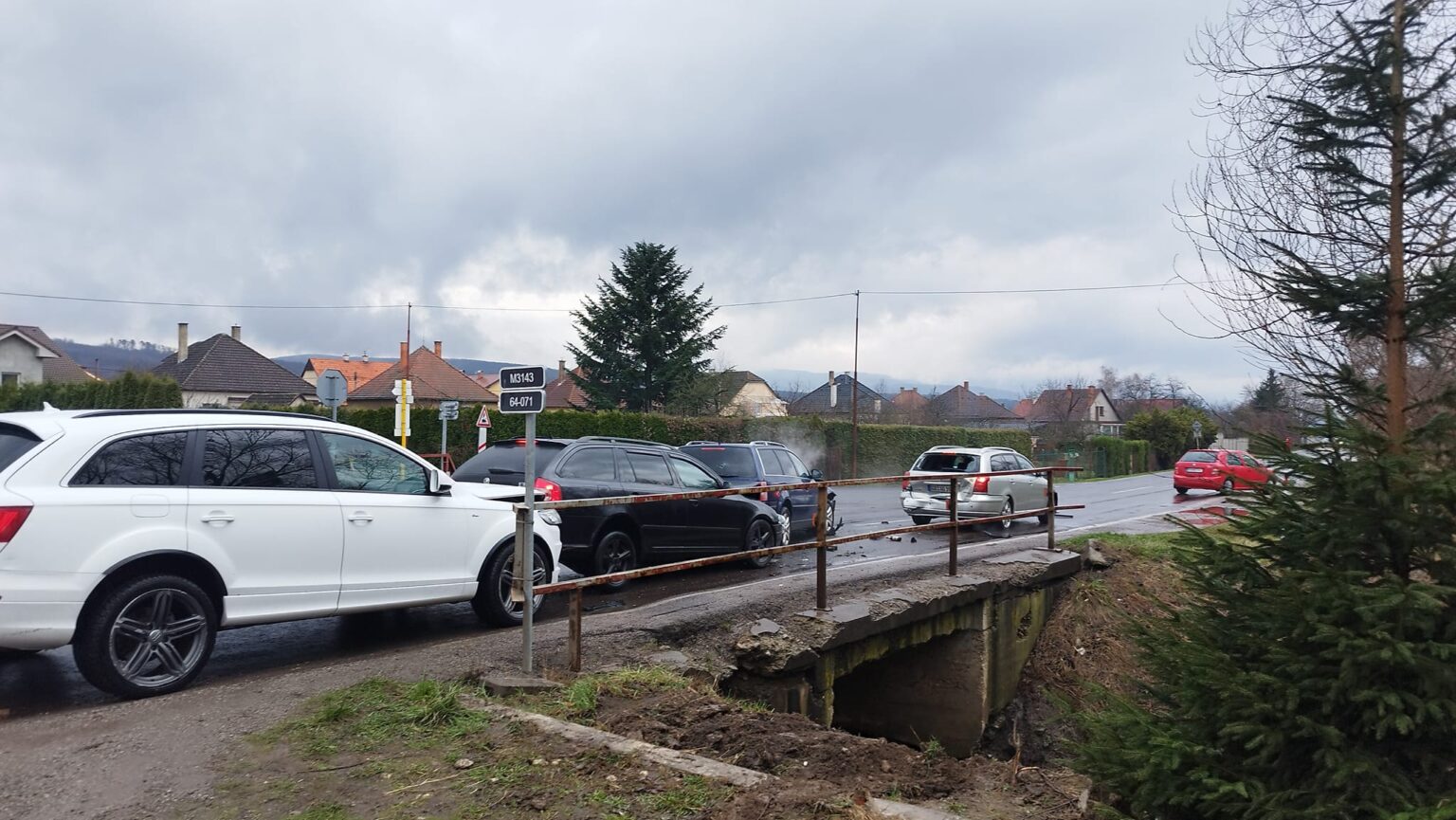 V obci Nedožery-Brezany v okrese Prievidza došlo včera v krátkej dobe ku dvom dopravným nehodám. Foto: FB/Dopravný servis