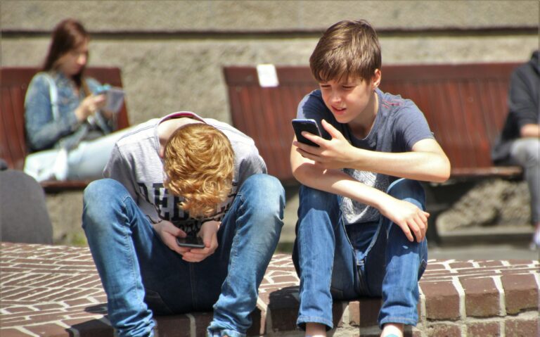 Vyrastá osamelá generácia bez dostatku sociálneho kontaktu. Môžu za to smartfóny?
