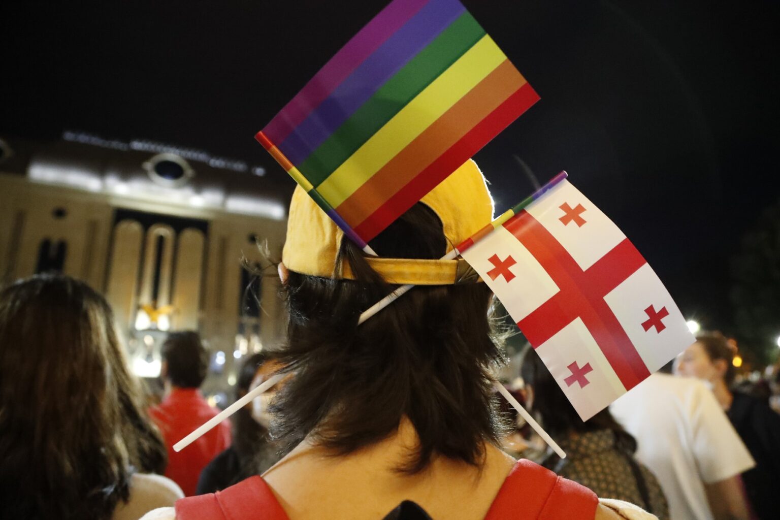 Priaznivci LGBT komunity v Gruzínsku sa zúčastňujú na zhromaždení pred budovou parlamentu v Tbilisi, Gruzínsko, 6. júla 2021. Foto: Profimedia.sk