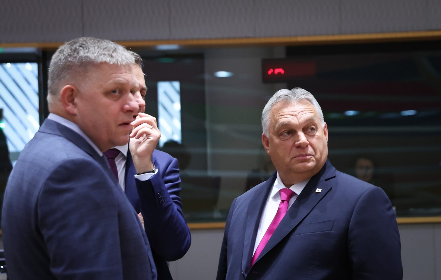 Maďarský premiér Viktor Orban a slovenský premiér Robert Fico počas zasadnutia Európskej rady v Bruseli, Belgicko, 26. októbra 2023. Foto: Profimedia.sk