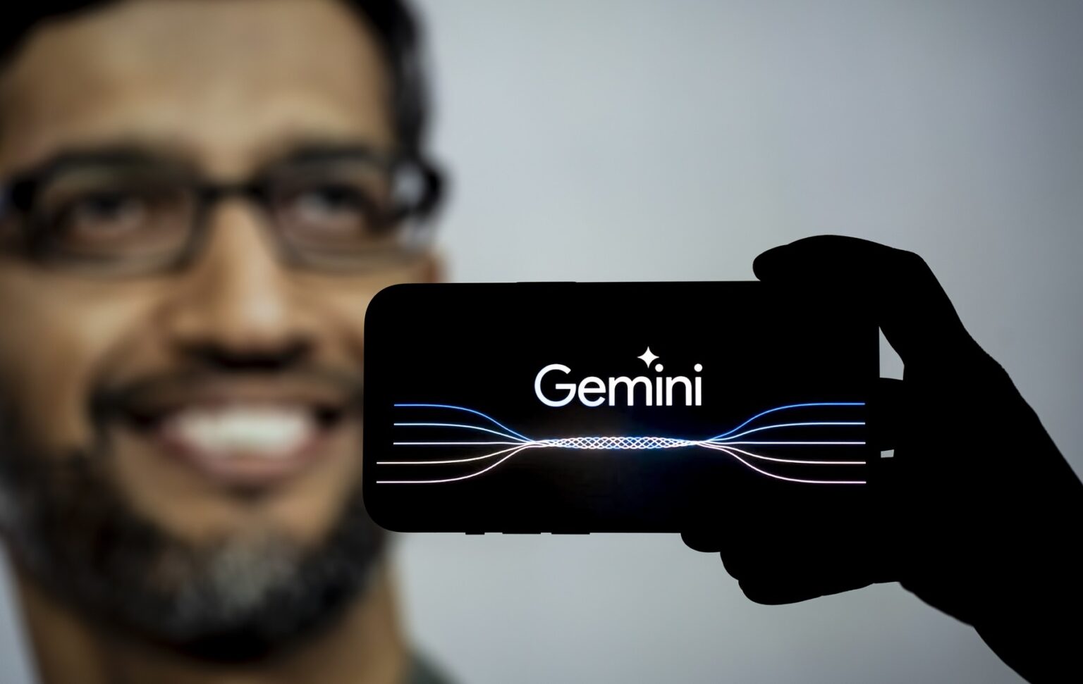 Logo Google Gemini, v pozadí výkonný šéf Googlu Sundar Pichai. Foto: Profimedia.sk 