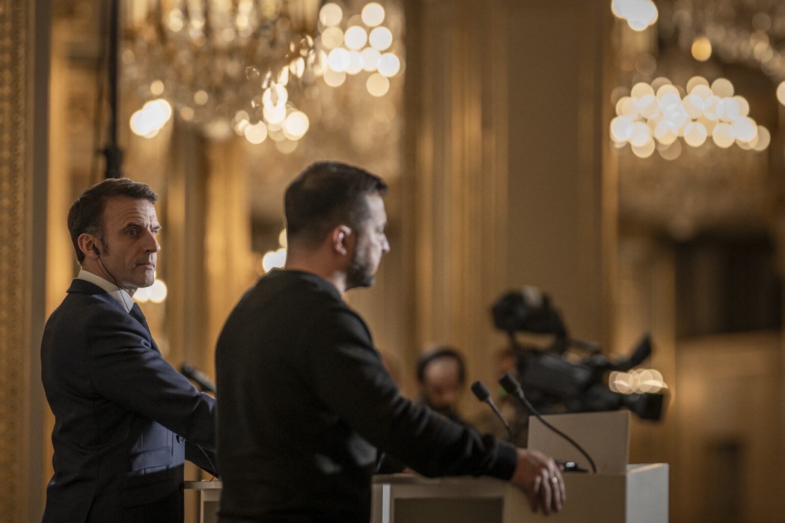 Francúzsky prezident Emmanuel Macron a ukrajinský prezident Volodymyr Zelenskyj reagujú po tlačovej konferencii v prezidentskom Elyzejskom paláci v Paríži 16. februára 2024. Foto: Profimedia.sk