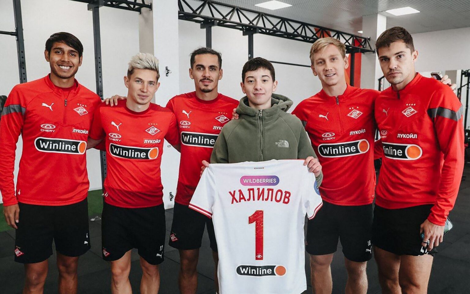 Islam Chalilov s členmi futbalového klubu Spartak Moskva v nedeľu 24. marca 2024. Foto: Profimedia.sk